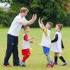 Le prince Harry, adulé par les petits, a joué au football et au rugby avec des enfants défavorisés d'Ipswich, dans le Suffolk, le 29 mai 2014