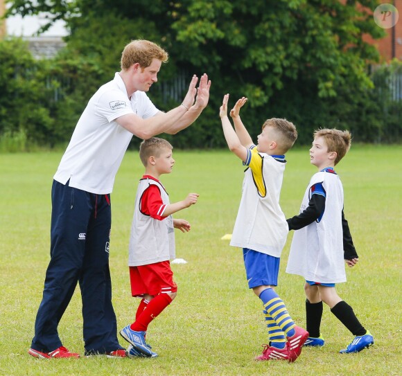 Le prince Harry, adulé par les petits, a joué au football et au rugby avec des enfants défavorisés d'Ipswich, dans le Suffolk, le 29 mai 2014