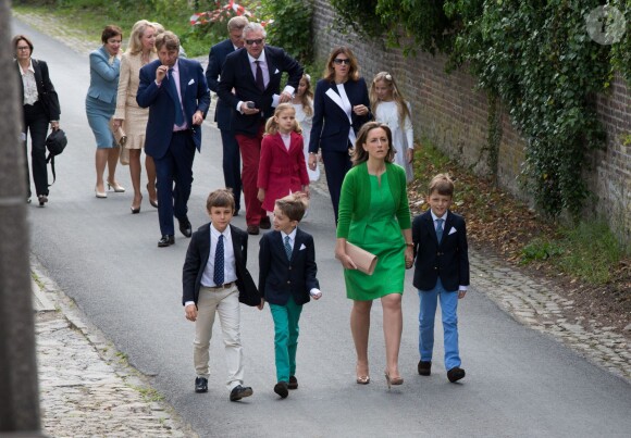 La princesse Claire de Belgique arrive à l'église Sainte-Catherine avec ses fils les princes Aymeric et Nicolas, pour leur communion, le 29 mai 2014