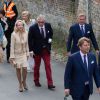 Le prince Laurent de Belgique entre la princesse Camilla et le prince Charles de Bourbon-Siciles, lors de la communion des princes Nicolas et Aymeric de Belgique le 29 mai 2014 à l'église Sainte-Catherine de Bonlez.