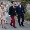 Le prince Laurent de Belgique entre la princesse Camilla et le prince Charles de Bourbon-Siciles, lors de la communion des princes Nicolas et Aymeric de Belgique le 29 mai 2014 à l'église Sainte-Catherine de Bonlez.
