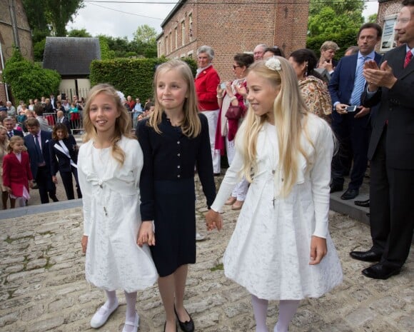La princesse Louise de Belgique entre les princesses Maria-Chiara et Maria-Carolina de Bourbon-Siciles lors de la communion des princes Nicolas et Aymeric de Belgique le 29 mai 2014 à l'église Sainte-Catherine de Bonlez.