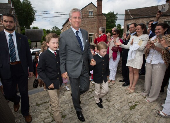 Le roi Philippe de Belgique avec ses fils le prince Gabriel et le prince Emmanuel lors de la première communion des princes Nicolas et Aymeric de Belgique le 29 mai 2014 à l'église Sainte-Catherine de Bonlez.