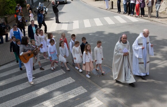 Le père Guy Gilbert et le père Willy Gettemans menant la procession lors de la première communion des princes Nicolas et Aymeric de Belgique le 29 mai 2014 à l'église Sainte-Catherine de Bonlez.