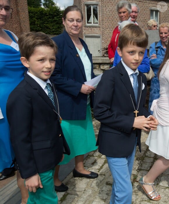 Les princes Nicolas et Aymeric de Belgique lors de leur première communion le 29 mai 2014 à l'église Sainte-Catherine de Bonlez.