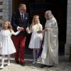 Le prince Laurent de Belgique avec les princesses Maria-Chiara et Maria-Carolina de Bourbon-Siciles et le père Guy Gilbert lors de la première communion des princes Nicolas et Aymeric de Belgique le 29 mai 2014 à l'église Sainte-Catherine de Bonlez.