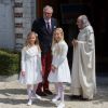 Le prince Laurent de Belgique avec les princesses Maria-Chiara et Maria-Carolina de Bourbon-Siciles et le père Guy Gilbert lors de la première communion des princes Nicolas et Aymeric de Belgique le 29 mai 2014 à l'église Sainte-Catherine de Bonlez.
