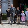Le roi Philippe de Belgique et ses enfants Emmanuel, Gabriel, Eléonore et Elisabeth lors de la première communion des princes Nicolas et Aymeric de Belgique le 29 mai 2014 à l'église Sainte-Catherine de Bonlez.
