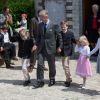 Le roi Philippe de Belgique et ses enfants Emmanuel, Gabriel, Eléonore et Elisabeth lors de la première communion des princes Nicolas et Aymeric de Belgique le 29 mai 2014 à l'église Sainte-Catherine de Bonlez.