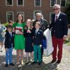 Le prince Laurent et la princesse Claire de Belgique avec le père Guy Gilbert, leur fille la princesse Louise et leurs fils les jumeaux Nicolas et Aymeric lors de leur première communion le 29 mai 2014 à l'église Sainte-Catherine de Bonlez.