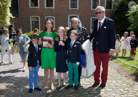 Le prince Laurent et la princesse Claire de Belgique avec le père Guy Gilbert, leur fille la princesse Louise et leurs fils les jumeaux Nicolas et Aymeric lors de leur première communion le 29 mai 2014 à l'église Sainte-Catherine de Bonlez.