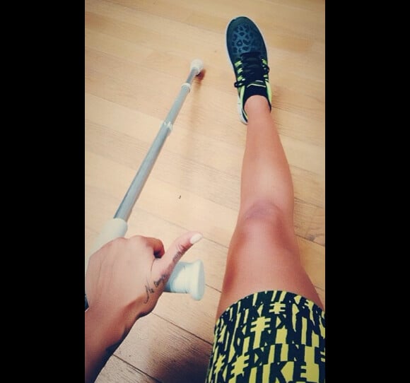 Shy'm, blessée, prend une photo d'elle avec ses béquilles. Instagram. Mai 2014.