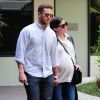 Exclusif - Ginnifer Goodwin (enceinte), accompagnée de son mari Josh Dallas, est allée faire un bilan de santé dans un centre médical à Beverly Hills. Le 8 mai 2014.