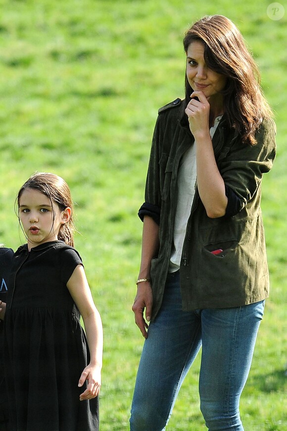 Katie Holmes et Suri Cruise ont passé du temps dans un parc de New York, le 30 mai 2014.
