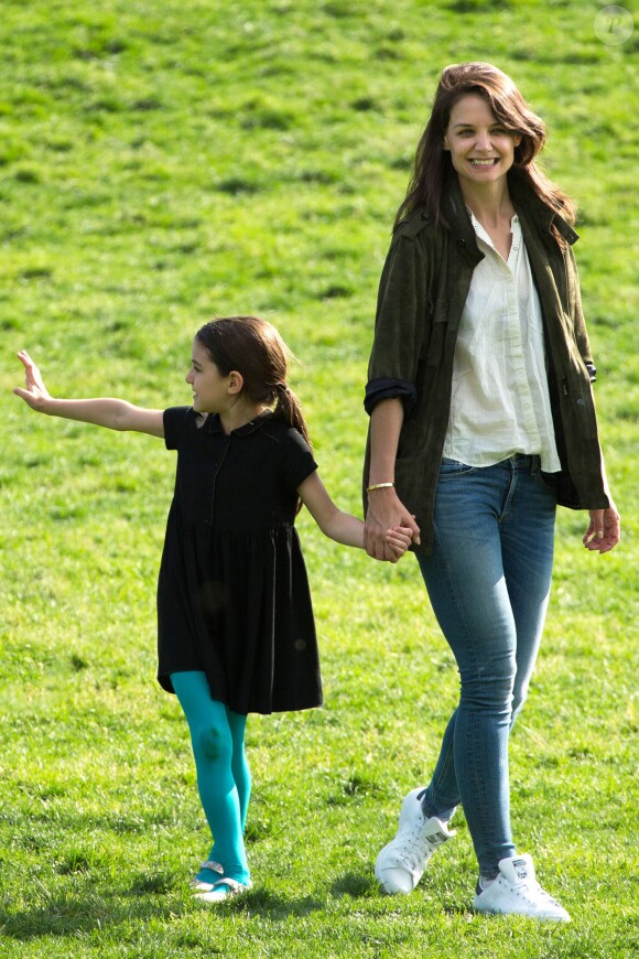 Katie Holmes et Suri Cruise ont passé du temps dans un parc de New York, le 30 mai 2014.