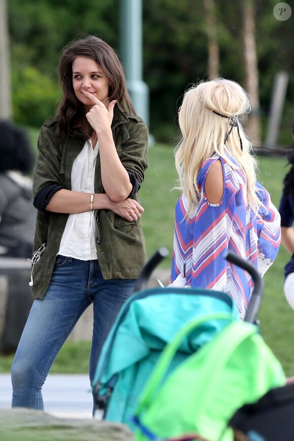 Katie Holmes a passé du temps avec Suri Cruise dans un parc de New York, le 30 mai 2014.