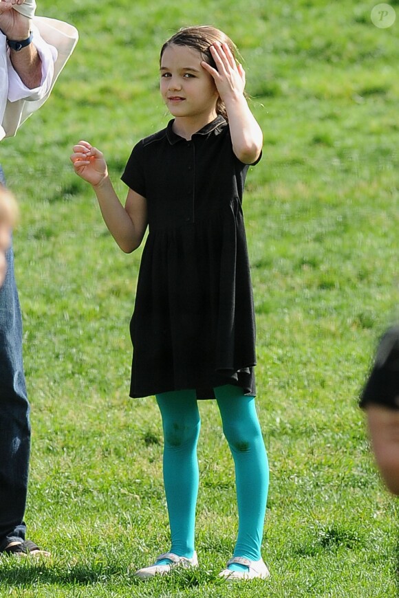 Suri Cruise a passé du temps dans un parc de New York et consolé une amie, le 30 mai 2014.
