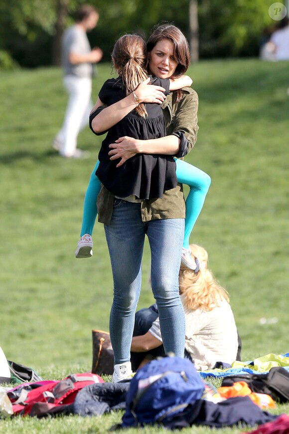 Katie Holmes et Suri Cruise ont passé du temps dans un parc de New York, le 30 mai 2014.