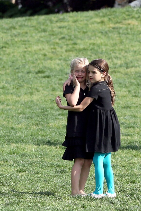 Suri Cruise a passé du temps dans un parc de New York et consolé une amie, le 30 mai 2014.