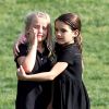 Suri Cruise a passé du temps dans un parc de New York et consolé une amie, le 30 mai 2014.