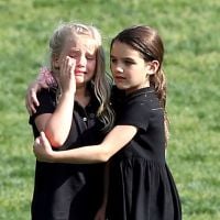 Katie Holmes : Sa fille Suri, angélique, console une copine