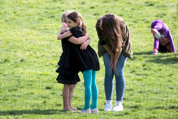 Katie Holmes et Suri Cruise ont passé du temps dans un parc de New York, le 30 mai 2014.