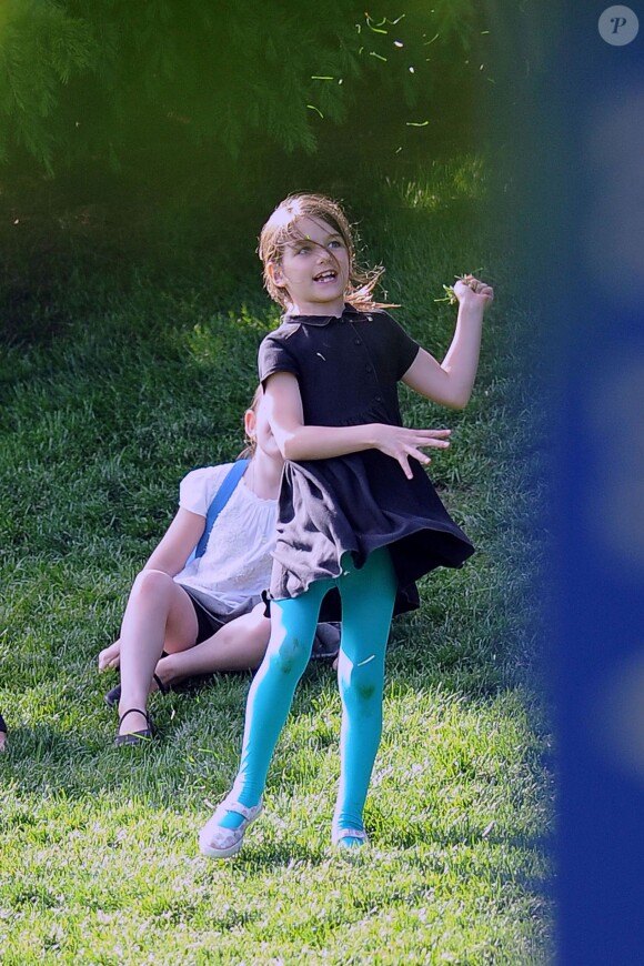 Suri Cruise a passé du temps dans un parc de New York et consolé une amie, le 30 mai 2014.