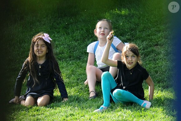 Suri Cruise a passé du temps dans un parc de New York et consolé une amie, le 30 mai 2014.