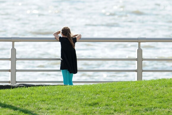 Suri Cruise a passé du temps dans un parc de New York et consolé une amie, le 30 mai 2014.
