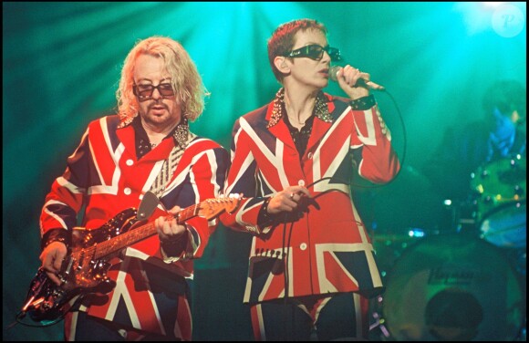 Eurythmics (Dave Stewart et Annie Lennox) aux Brit Awards en 1999 à Londres.