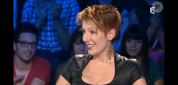 Natacha Polony sexy en cuir dans "On n'est pas couché" (France 2), le 26 octobre 2013.