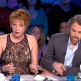 Natacha Polony dévoilant son soutien-gorge couleur chair dans On n'est pas couché sur France 2 le samedi 19 octobre 2013