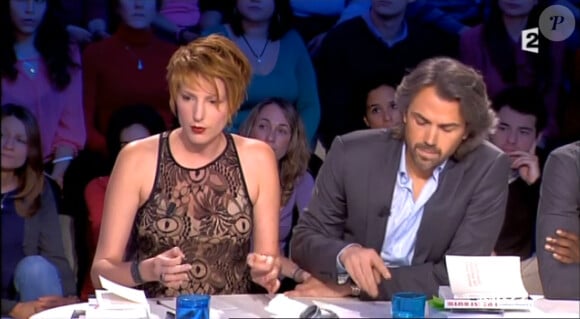 Natacha Polony dévoilant son soutien-gorge couleur chair dans On n'est pas couché sur France 2 le samedi 19 octobre 2013