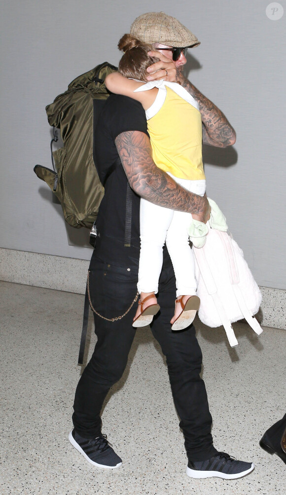 La petite Harper dans les bras de son papa David Beckham à l'aéroport à Los Angeles Le 31 mai 2014.