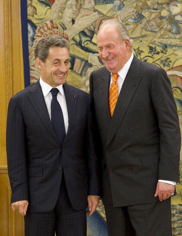 Le roi Juan Carlos d'Espagne reçoit Nicolas Sarkozy pour un entretien au palais de la Zarzuela à Madrid, le 27 mai 2014.