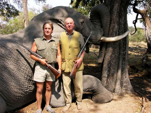 Le roi Juan Carlos Ier d'Espagne lors d'une chasse au Botswana en 2006. Le site Rann Safaris a utilisé les photos du monarque posant fièrement devant ses trophées sur son site Internet.