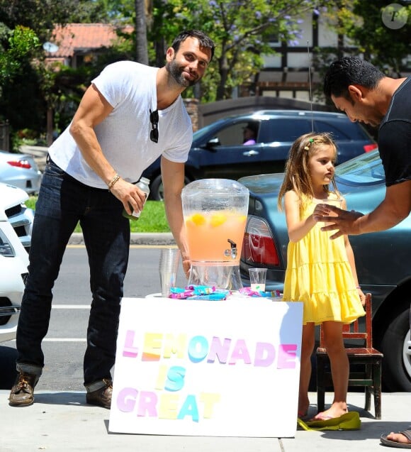 Alessandra Ambrosio et son mari Jamie Mazur rendent visite à leur fille Anja qui tient un stand de limonade à Brentwood, le 1er juin 2014.