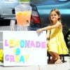 Alessandra Ambrosio et son mari Jamie Mazur rendent visite à leur fille Anja qui tient un stand de limonade à Brentwood, le 1er juin 2014.