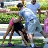 Alessandra Ambrosio et son fiancé Jamie Mazur avec leurs enfants Anja et Noah à Brentwood Los Angeles, le 31 mai 2014. Le couple fait une séance d'étirements sous le soleil