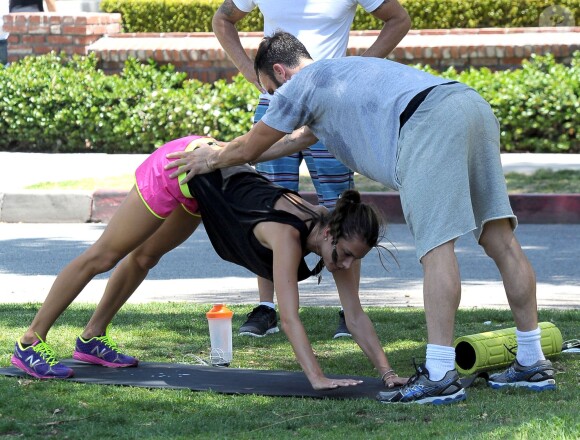 Alessandra Ambrosio et son fiancé Jamie Mazur avec leurs enfants Anja et Noah à Brentwood Los Angeles, le 31 mai 2014. Le couple fait une séance d'étirements sous le soleil