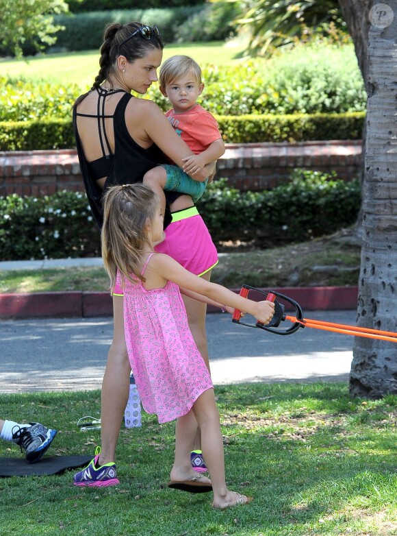Alessandra Ambrosio et son fiancé Jamie Mazur avec leurs enfants Anja et Noah à Brentwood Los Angeles, le 31 mai 2014 lors d'une sortie sportive.
 