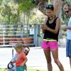 Alessandra Ambrosio et son fiancé Jamie Mazur avec leurs enfants Anja et Noah à Brentwood Los Angeles, le 31 mai 2014 lors d'une sortie sportive.
 