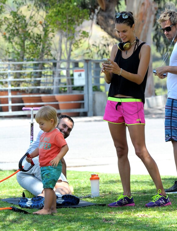 Alessandra Ambrosio et son fiancé Jamie Mazur avec leurs enfants Anja et Noah à Brentwood Los Angeles, le 31 mai 2014 lors d'une sortie sportive.
 