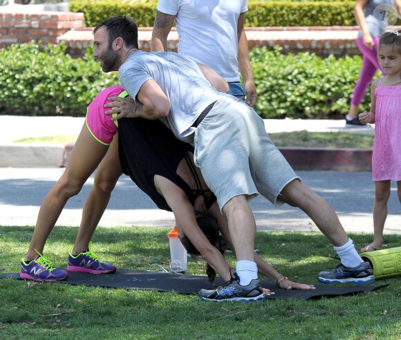 Alessandra Ambrosio et son fiancé Jamie Mazur avec leurs enfants Anja et Noah à Brentwood Los Angeles, le 31 mai 2014. Le couple fait une séance d'étirements sous le soleil