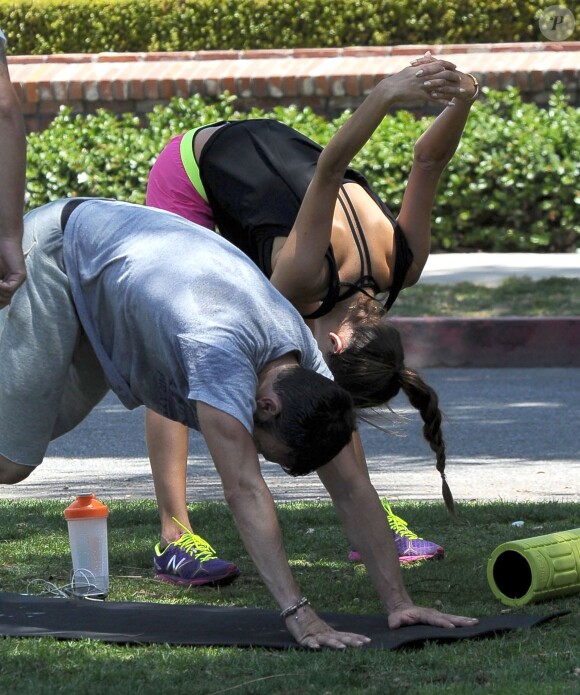 Alessandra Ambrosio et son fiancé Jamie Mazur avec leurs enfants Anja et Noah à Brentwood Los Angeles, le 31 mai 2014. Le couple fait une séance d'étirements sous le soleil