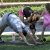 Alessandra Ambrosio et son fiancé Jamie Mazur avec leurs enfants Anja et Noah à Brentwood Los Angeles, le 31 mai 2014. Le couple fait une séance d'étirements sous le soleil