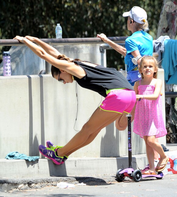 Alessandra Ambrosio et son fiancé Jamie Mazur avec leurs enfants Anja et Noah à Brentwood Los Angeles, le 31 mai 2014 lors d'une sortie sportive.
 