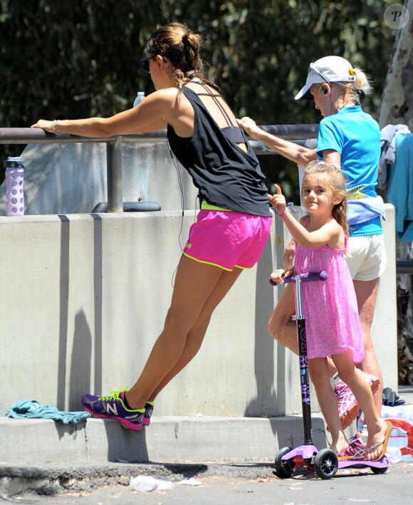 Alessandra Ambrosio et son fiancé Jamie Mazur avec leurs enfants Anja et Noah à Brentwood Los Angeles, le 31 mai 2014 lors d'une sortie sportive.
 