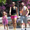 Alessandra Ambrosio et son fiancé Jamie Mazur avec leurs enfants Anja et Noah à Brentwood Los Angeles, le 31 mai 2014 lors d'une sortie sportive.
 