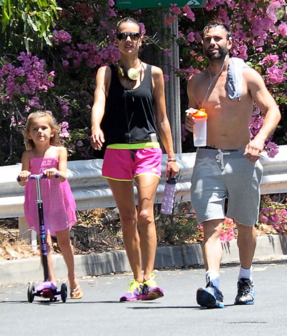 Alessandra Ambrosio et son fiancé Jamie Mazur avec leurs enfants Anja et Noah à Brentwood Los Angeles, le 31 mai 2014 lors d'une sortie sportive.
 